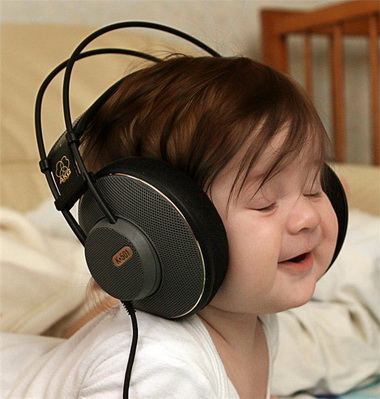 Resultado de imagen para niños oyendo musica